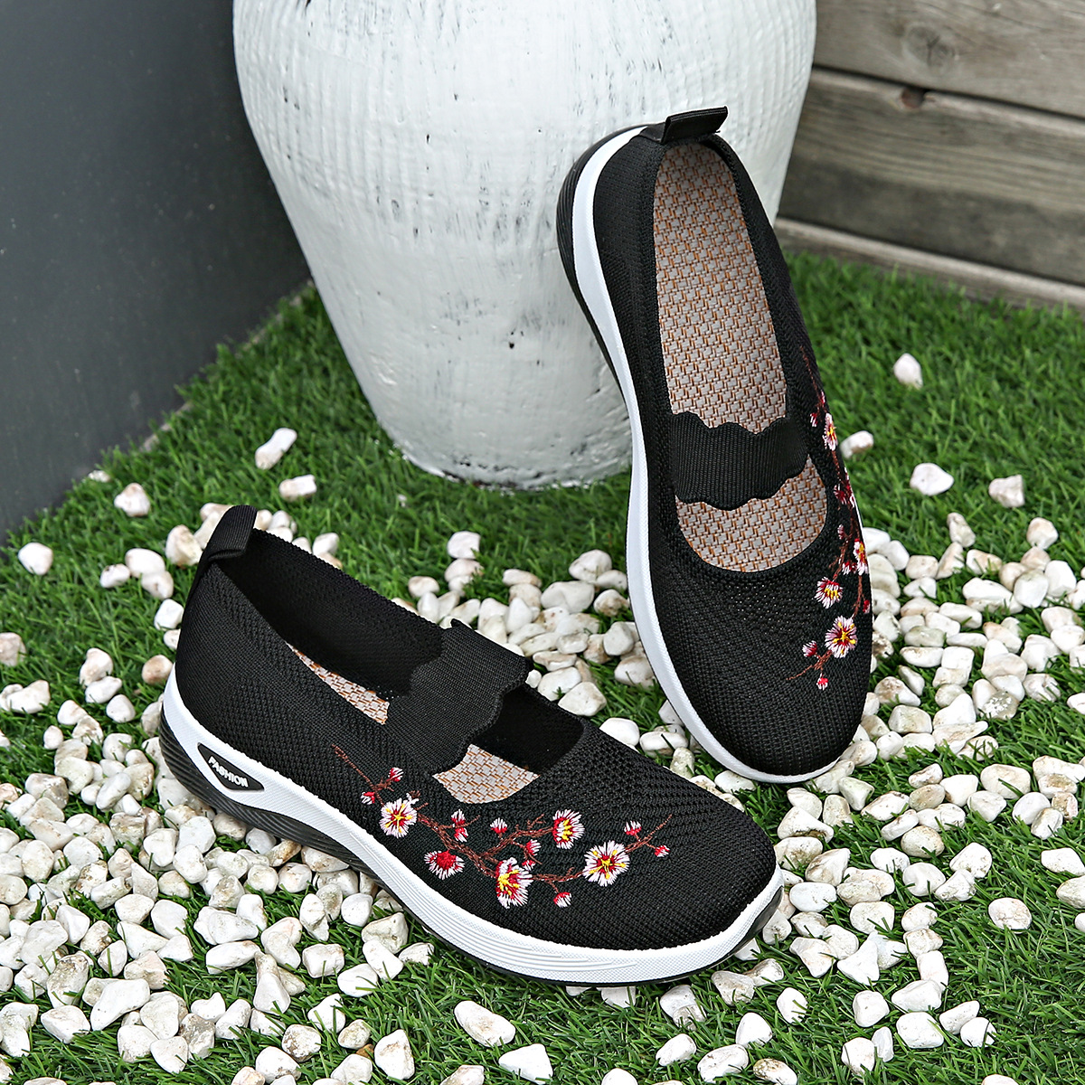 Lightweight ballet flats with pointed toe for women | Tilly