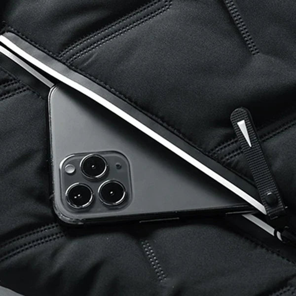 Détail de la poche zippée de la veste avec smartphone