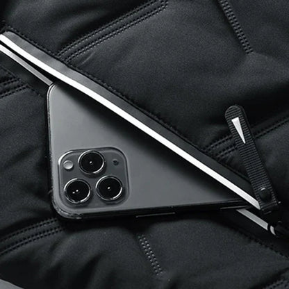 Détail de la poche zippée de la veste avec smartphone