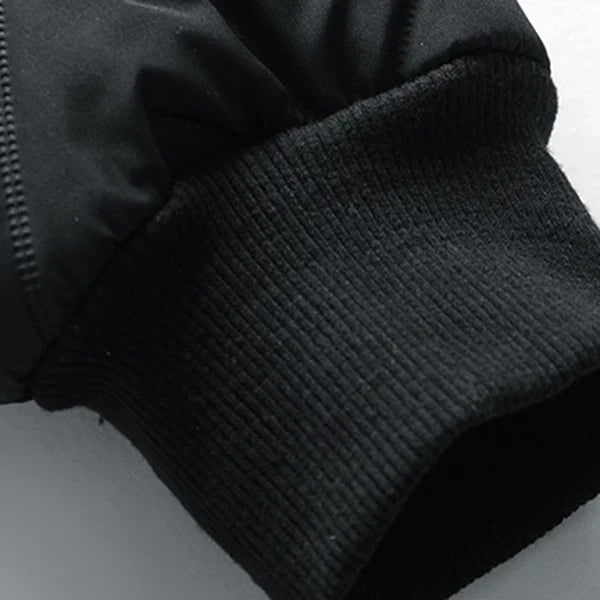 Poignet côtelé noir de la veste matelassée