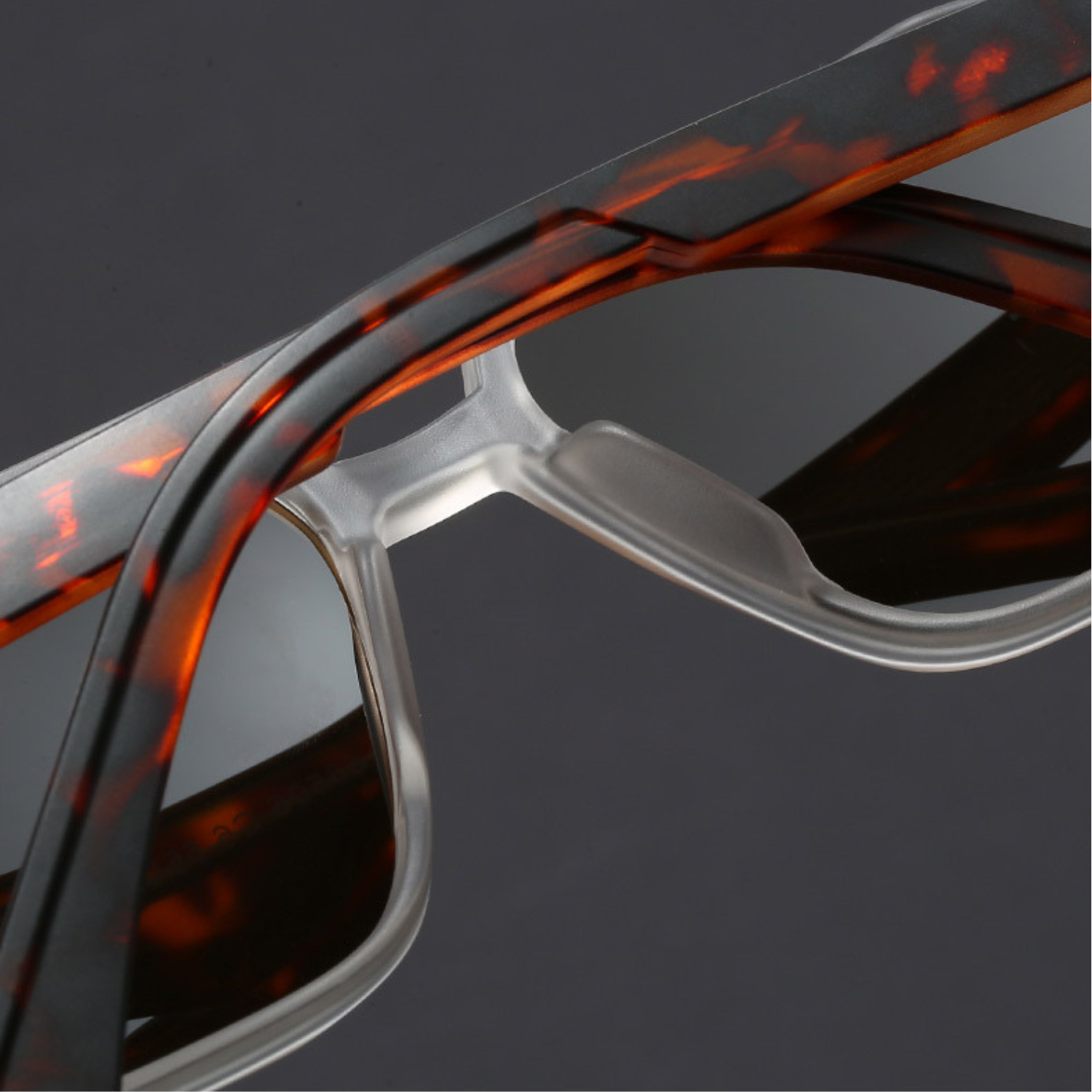 Bold-cut aviator sunglasses for men | Kaelen -2