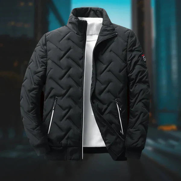 Veste matelassée noire pour homme portée sur un pull blanc