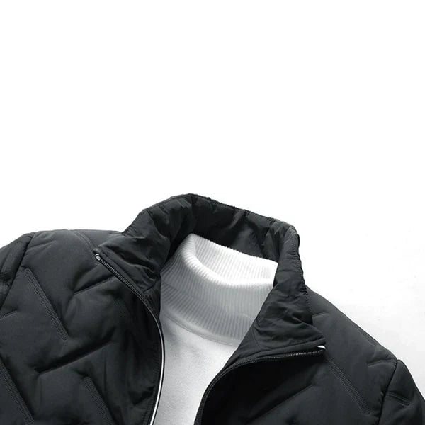 Veste noire pliée montrant l’intérieur du col montant