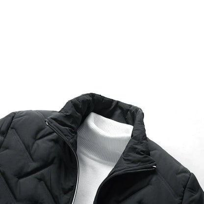 Veste noire pliée montrant l’intérieur du col montant