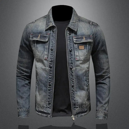 Vue de face de la veste en jean Clark™ portée, style décontracté