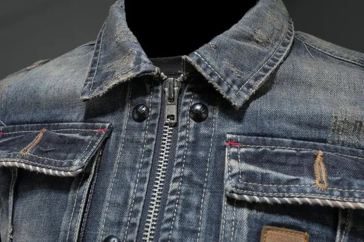 Zoom sur le col et les boutons de la veste en jean Clark™